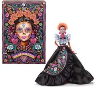 Barbie Día de Muertos 2024 Poupée signature Barbie à collectionner en robe noire avec haut bleu à volants, imprimé brodé et accessoires colorés. HRM72