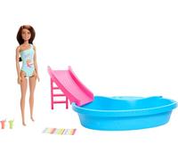 Barbie Ensemble de jeu poupée et piscine, maillot de bain une pièce brune en écume de mer avec piscine, toboggan, serviette et accessoires de boisson