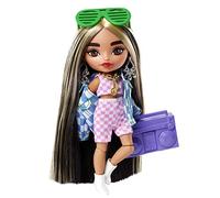 Barbie Extra Mini poupée n°2 (14 cm) avec Ensemble et Veste, Socle et Accessoires Dont Lunettes de Soleil et radiocassette, Jouet pour Enfant, HGP64
