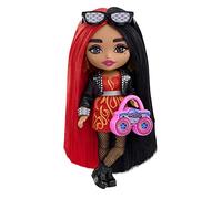 Barbie Extra Minis Poupée avec Cheveux Rouges et Noirs, Robe imprimé Flamme et Veste de Moto, vêtements et Accessoires, Jouet Enfant, Dès 3 Ans, HKP88