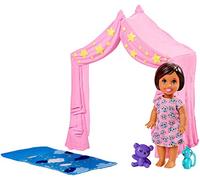 Barbie Famille Coffret Skipper Baby-Sitter, Figurine Enfant avec Tente Rose, Sac de Couchage et Accessoires, Jouet pour Enfant, FXG97