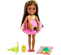 Barbie Famille l'anniversaire Perdu de Chelsea Mini-poupée Brune et Son Animal, bouée et Accessoires de Plage, Jouet pour Enfant, GRT82