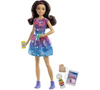 Barbie Famille Poupée Skipper Baby-Sitter Brune avec Un Serre-Tête Rose, Robe et 5 Accessoires Dont Téléphone Et Biberon, Jouet pour Enfant, FXG93