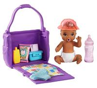 Barbie Famille Skipper Baby-Sitter, Petite Figurine bébé Brun, Sac à Langer et Accessoires, Jouet pour Enfant, GHV86