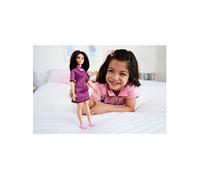 Barbie Poupée Fashionistas n° 188, Ronde, Cheveux Noirs, Robe à Carreaux Roses et Noirs, Collier « Love », Baskets Roses, Jouet Enfant, De 3 à 8 Ans, HBV20