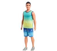 Barbie Poupée Ken Fashionistas HYV00 – débardeur bleu-vert, short en jean, cheveux noirs, 3ans+