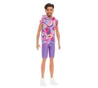 Barbie® Fashionistas Poupée Ken n° 227 avec tenue inspirée du look Ultra Chevelure, cheveux bruns, barbe courte et corps svelte, poupée 65e anniversaire à collectionner, HRH26