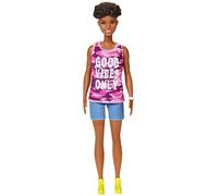 Barbie Fashionistas Poupée Mannequin #128 aux Cheveux Courts Rasés sur Les côtés, Short, Débardeur Rose et Baskets Jaunes, Jouet pour Enfant, GHP98