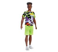 Barbie Fashionistas poupée Mannequin #183 Ken aux Cheveux Noirs frisés, T-Shirt Motif Camouflage, Short Vert et Baskets argentées, Jouet pour Enfant, HBV23