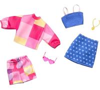 Barbie Fashions Lot de 2 tenues de poupée comprenant une jupe inspirée rose et bleue, un short, 2 hauts et 2 accessoires