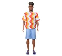 Barbie Ken Fashionistas Poupée à Silhouette Large avec appareils auditifs Contours d’Oreilles, Tenue Amovible Comprenant Une Chemise à Motif Orange, Un Short et des Sandales Transparentes, HRH23