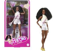 Barbie Le Film Poupée Signature, ISSA Rae dans Le rôle de Présidente vêtue d’Un Ensemble Blouse et Short Blanc Scintillant, avec écharpe de Présidente, JBJ55