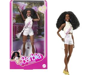 Barbie Le Film Poupée Signature, ISSA Rae dans Le rôle de Présidente vêtue d’Un Ensemble Blouse et Short Blanc Scintillant, avec écharpe de Présidente, JBJ55