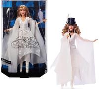 Barbie Mattel Poupée Stevie Nicks Bella Donna à Collectionner, vêtue d’Une Robe Blanche Fluide avec Un Chapeau et Un Micro, Socle pour poupée Inclus, JBJ45
