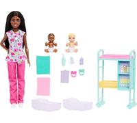 Barbie Métiers Coffret Pédiatre avec poupée Brune vêtue d’Une Blouse, 2 poupées bébés, Une Table d’Examen et Accessoires, JMK13
