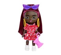 Barbie Mini Poupée Extra aux Cheveux Bordeaux avec Lunettes de Soleil, Robe à Volants Rouge, vêtements et Accessoires, Jouet Enfant, Dès 3 Ans, HLN47