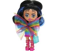 Barbie Mini mini mini avec queue de cheval noire ray e bleue portant une robe arc-en-ciel, des accessoires et un support, 8,3 cm