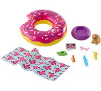 Barbie Mobilier Coffret d’extérieur pour Poupée avec Bouée Donut, Figurine Chiot Cracheur D’Eau et Accessoires, Jouet pour Enfant, FXG38