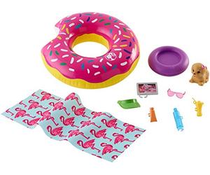 Barbie Mobilier Coffret d’extérieur pour Poupée avec Bouée Donut, Figurine Chiot Cracheur D’Eau et Accessoires, Jouet pour Enfant, FXG38