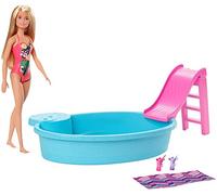 Barbie Mobilier Coffret poupée blonde en maillot de bain et sa piscine, avec toboggan, serviette et verres de cocktail, jouet pour enfant, GHL91