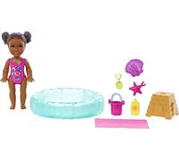 Barbie Petite poupée et accessoires, Babysitters Inc. Ensemble de poupées pour tout-petits avec piscine et 5 pièces à thème, Babysitters Inc.