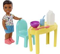 Barbie Petite poupée et accessoires, Babysitters Inc. Ensemble de poupées pour tout-petits avec table, chaise et 5 pièces à thème, Babysitters Inc.