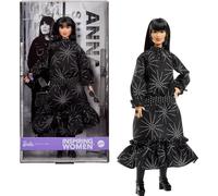 Barbie Poupée Anna Sui inspirante pour femme à collectionner dans une tenue noire bohème chic avec bottes, lunettes de soleil et accessoire de parfum
