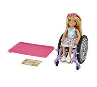 Barbie Poupée Chelsea et Son Fauteuil Roulant, Blonde, avec Jupe, Lunettes de Soleil, Rampe d’accès et Feuille d’Autocollants Jouet Enfant, Dès 3 Ans, HGP29