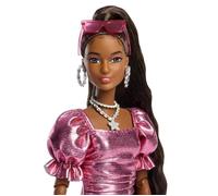 Barbie Poupée Barbie Deluxe Style n° 6 avec robe coupe boule corail métallisé, cheveux noirs en queue de cheval, lunettes de soleil, bijoux et sac à main en guise d’accessoires, JFP41