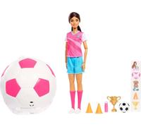 Barbie Poupée Joueuse de Football Balle Surprise avec Accessoires, poupée Brune, 8 Surprises et Un boîtier en Forme de Ballon de Football, JMK20