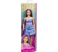 Barbie Fashionistas Poupée avec cheveux violets, vêtue d’une robe sans bretelles en jean à imprimé papillons, d’une ceinture rose et de bottes, HYT89