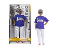 Barbie Poupée Femmes d’Exception Opal Lee à Collectionner avec T-Shirt Bleu Opal’s Walk for Freedom, Un Pantalon Blanc et des Lunettes, Un Support pour poupée et Un Emballage à Afficher, JJX60