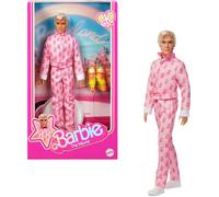 Barbie Le Film Poupée Ken à Collectionner, inspirée par Le Personnage du Film interprété par Ryan Gosling avec Combinaison Rose ornée de la Lettre B, Baskets Blanches et Rollers Multicolores, JCP80