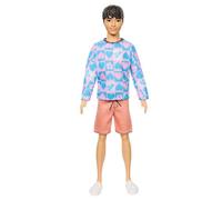 Barbie Poupée Ken Fashionistas avec corps mince, vêtu d’une chemise amovible manches longues à motifs roses et bleus et un short rose, HRH24