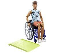 Barbie Poupée Ken Fashionistas Brune avec Fauteuil Roulant et Rampe, t-Shirt de Plage et Short Orange, vêtements et Accessoires, Jouet Enfant, Dès 3 Ans, HJT59