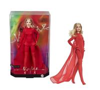 Barbie Poupée Signature Kylie Minogue, poupée articulée arborant la Tenue du Clip de Padam Padam, à Savoir Une Combinaison Rouge, Une Cape en Mousseline et des Bottes à Lacets, JBJ39