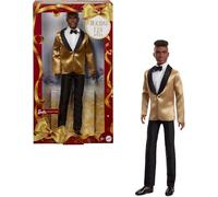 Barbie Signature 2025 Poupée de collection Ken aux cheveux marron foncé portant un costume complet avec veste dorée dans un emballage d'affichage et un support de poupée