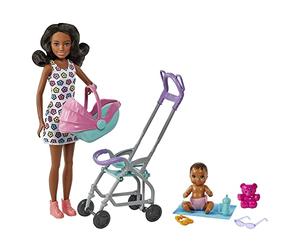 Barbie Skipper Babysitters Inc. Ensemble de Jeu avec poupée Babysitter (Cheveux Bruns bouclés), Poussette, poupée et 5 Accessoires, Jouet pour Enfants de 3 Ans et Plus