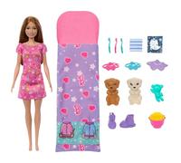 Barbie Soirée Pyjama Chiots Coffret avec poupée, 2 figurines de chiots et plus de 10 accessoires, changement de couleur, sac de couchage, masques pour les yeux et plus encore, HXN01