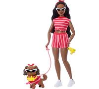 Barbie Twinning Looks Poupée avec chien dans des vêtements rayés rouges assortis et accessoires pour lunettes de soleil et bandeaux, cheveux noirs ondulés