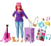 Barbie Voyage poupée Daisy aux Cheveux Roses avec sa Valise, Figurine de Chat, Guitare, Autocollants et Accessoires, Jouet pour Enfant, FWV26