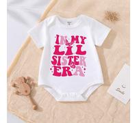 Barboteuse blanche à manches courtes minimaliste et confortable "In My Lil Sister Era" pour bébé fille nouveau-né. Vêtement mignon pour nouveau-né, tenue de bébé, printemps/été, vêtement décontracté c