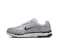 Nike Basket P-6000 Femme – Blanc et gris, tige mesh et synthétique, semelle caoutchouc 41