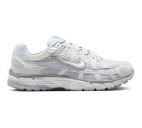 Baskets Nike P-6000 blanches et grises - Pour Femme - Tige en mesh - Détails en cuir et TPU 37,5