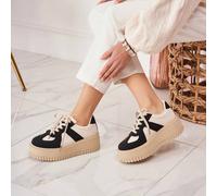 Baskets plateforme épaisses de style rétro avec panneaux contrastés Style affirmé avec des paniers à plateforme épaisse au look rétro revisité. Leur semelle surélevée assure un confort optimal tout al