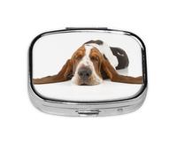 Basset Hound isolé, boîte à pilules en métal à 2 compartiments, organiseur portable