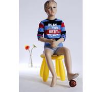 BB-12 Mannequin jeune enfant. Couleur de peau assis chic moderne. Coiffure modelée
