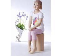BB-13 Mannequin fille enfant. Couleur de peau assis chic moderne. Coiffure modelée
