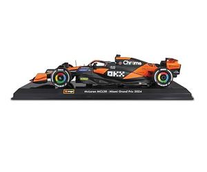 Bburago - McLaren MCL38 F1 2024#Piastri kit à Monter avec Casque et Support - Voiture Miniature métal 1/24 - Modèle Officiel Formule 1 Saison 2024 - Détails réalistes - Edition Collector McLaren