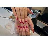 Beauté des mains russe avec beauté des pieds et pose de vernis semi-permanent